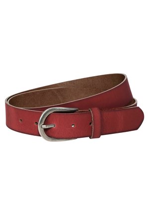 Czerwony skórzany pasek z klamrą z srebrnego metalu, pokazany zwinięty z widocznymi otworami na pasek oraz pętelką na białym tle.