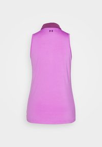 Haut de sport sans manches en violet clair avec un col violet plus foncé. Texture douce et lisse avec un design ajusté et un logo au dos.