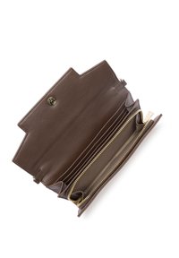 Portefeuille en cuir marron avec un dessus en zigzag, plusieurs emplacements pour cartes, un compartiment zippé et une quincaillerie dorée. L'intérieur est doublé d'une couleur plus claire.