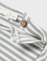 Gestreifter T-Shirt-Kragen aus grauem und weißem Baumwollstoff mit einem Holzknopfdetail. Beinhaltet sichtbare Nähte entlang der Ränder.
