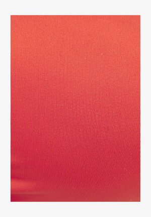 Gros plan sur un tissu rouge texturé avec un motif fin de nervures verticales.