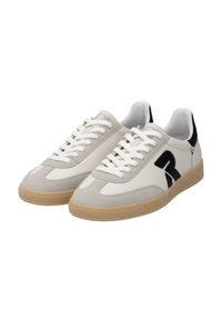 Sneakers bianchi e grigi realizzati in suede e pelle. Presentano un logo nero, una suola in gomma testurizzata e lacci bianchi. Design della punta arrotondata.