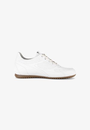 Witte casual leren sneaker met geperforeerde zijkanten, beige veters en een lichtbruine geribbelde rubberen zool, gezien in zijaanzicht van rechts.