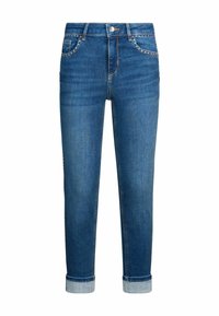 Denim džinsi vidēji zilā tonī ar nedaudz nolietotu tekstūru, piecu kabatu dizains un sarullēti piedurknes. Izdaiļoti ar dekoratīvām kniedēm uz kabatām.