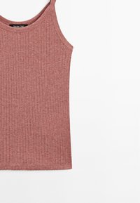 Top a canottiera a costine color rosa, con spalline sottili e un design aderente, realizzato in un tessuto morbido e elasticizzato.