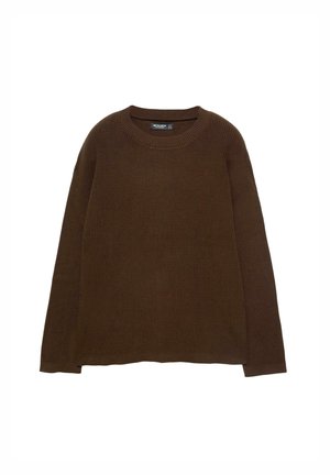 Pull en maille marron à manches longues avec un col rond côtelé et un ourlet, à plat sur un fond blanc.