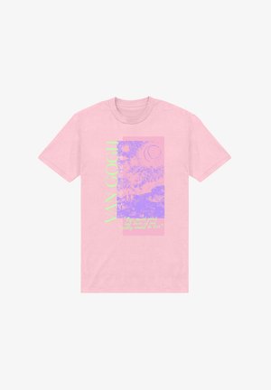 Helle rosa Baumwoll-T-Shirt mit einem grafischen Design von Van Goghs Kunst in Lila und Grün, versehen mit einem Zitat in verspielter Schrift.