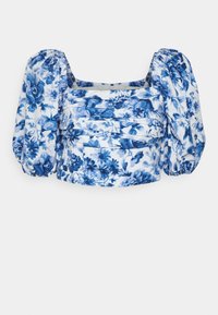 Witte cropped blouse met blauwe bloemenprint, opbollende lange mouwen, vierkante halslijn, en horizontale plooien over het lijfje.