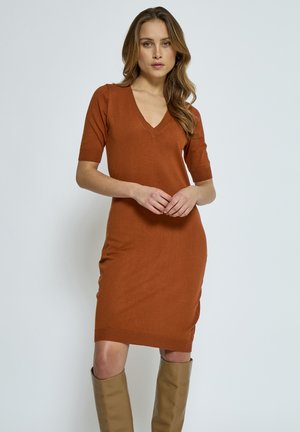 Minus MIMILLA V-NECK KNIT DRESS 2 - Etui-jurk - desert sand