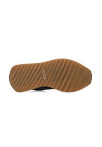Gumowa podeszwa o prążkowanej fakturze, w brązowym kolorze z detalem logo. Zapewnia przyczepność dzięki płaskiemu profilowi.