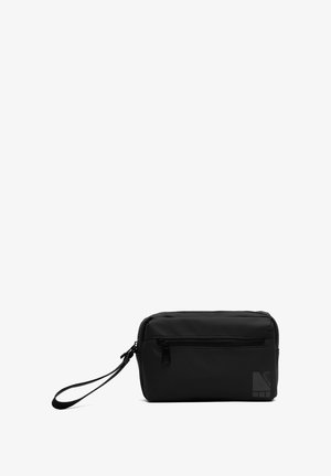 Kompaktne must käekotisarnane randmerihmaga kott esikülje luku taskuga valgel taustal.