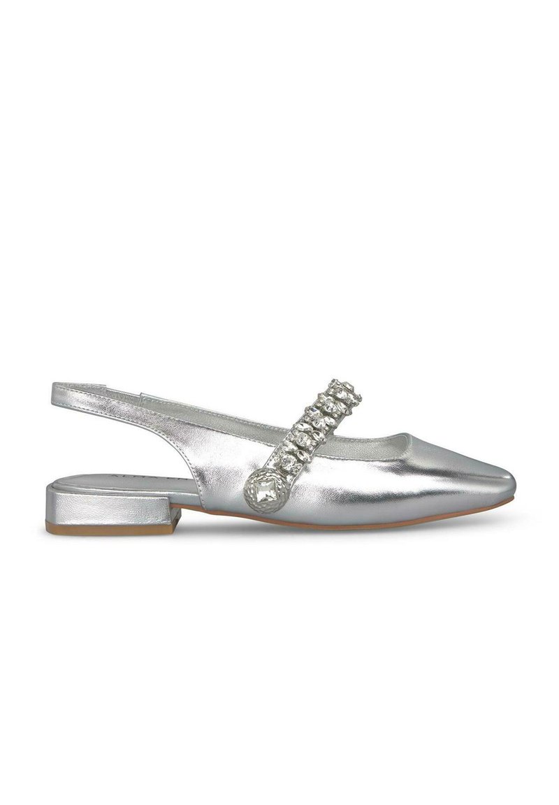 Scarpa slingback metallica argento con punta affusolata, tacco basso e cinturino decorativo con strass sulla parte superiore per un tocco di eleganza.