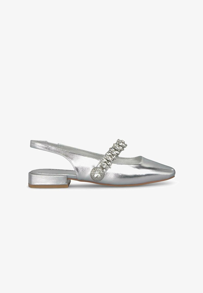 Scarpa slingback metallica argento con punta affusolata, tacco basso e cinturino decorativo con strass sulla parte superiore per un tocco di eleganza.