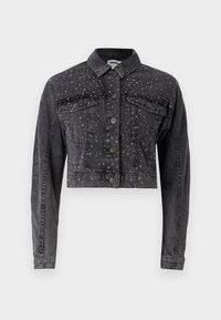 Przycięta czarna jeansowa kurtka z srebrnymi ćwiekami, klasycznym kołnierzem, zapięciem na guziki i dwiema kieszeniami na piersi. Zniszczona faktura na rękawach.