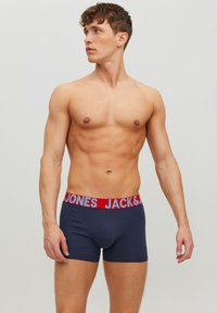 Marineblaue Baumwollboxershorts mit rohem elastischem Bund und "JACK&JONES" Logo. Enganliegendes Design, glatte Textur und mittellanger Schnitt.