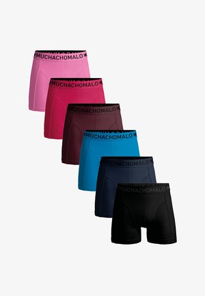 Šest parova bokserica u različitim bojama: ružičasta, tamno ružičasta, burgundac, plava, mornarsko plava i crna. Sve imaju crni pojas sa natpisom "MUCHACHOMALO".