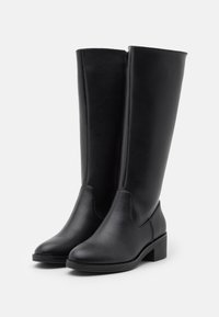 Botas pretas de couro até ao joelho com um acabamento liso, bico arredondado e um salto baixo em bloco; apresentam um fecho lateral para facilitar o calçar.