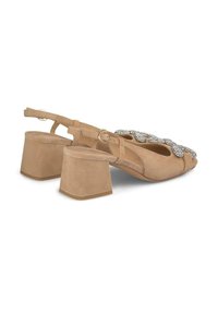 Sandali con tacco in suede beige, dotati di tacco a blocco, con decorazioni in cristallo sulla parte anteriore e una fascia alla caviglia regolabile.