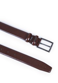 Cinturón de cuero marrón con un acabado texturizado, que presenta una hebilla metálica elegante y cinco agujeros ajustables para el tamaño. Bordes suaves, minimalismo en la marca.