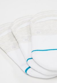 Drei Paar Socken: weiß mit hellgrauen Akzenten, mit gewebter Textur, knöchelhoch und mit türkisfarbenen Stickdetails.