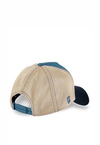 Gorra de béisbol con cuerpo de malla color beige, visera azul oscuro y correa ajustable de plástico. Cuenta con un parche con logo en el lateral.