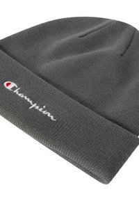 Gorro de punto gris oscuro con dobladillo, que presenta el logo bordado en blanco de "Champion" y un emblema en rojo y blanco.