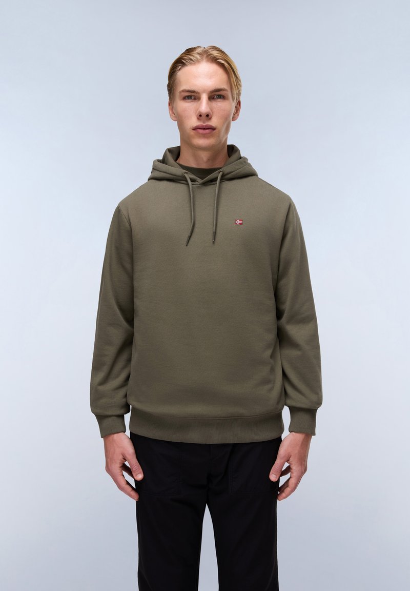 Olivgrön hoodie med dragsko, ribbad nederkant och ärmslut, samt ett litet emblem på bröstet. Mjuk tygkvalitet, avslappnad passform.