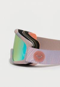 Gogle z zielono-niebieskimi lustrzanymi soczewkami, miękką różową i wzorzystą oprawką oraz teksturowanym paskiem z okrągłym logo jako akcentem.