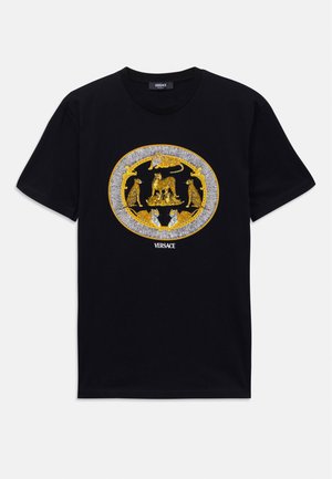 T-shirt noir Versace avec un design circulaire central représentant des tigres et léopards dorés et blancs, et le logo Versace en dessous du design.