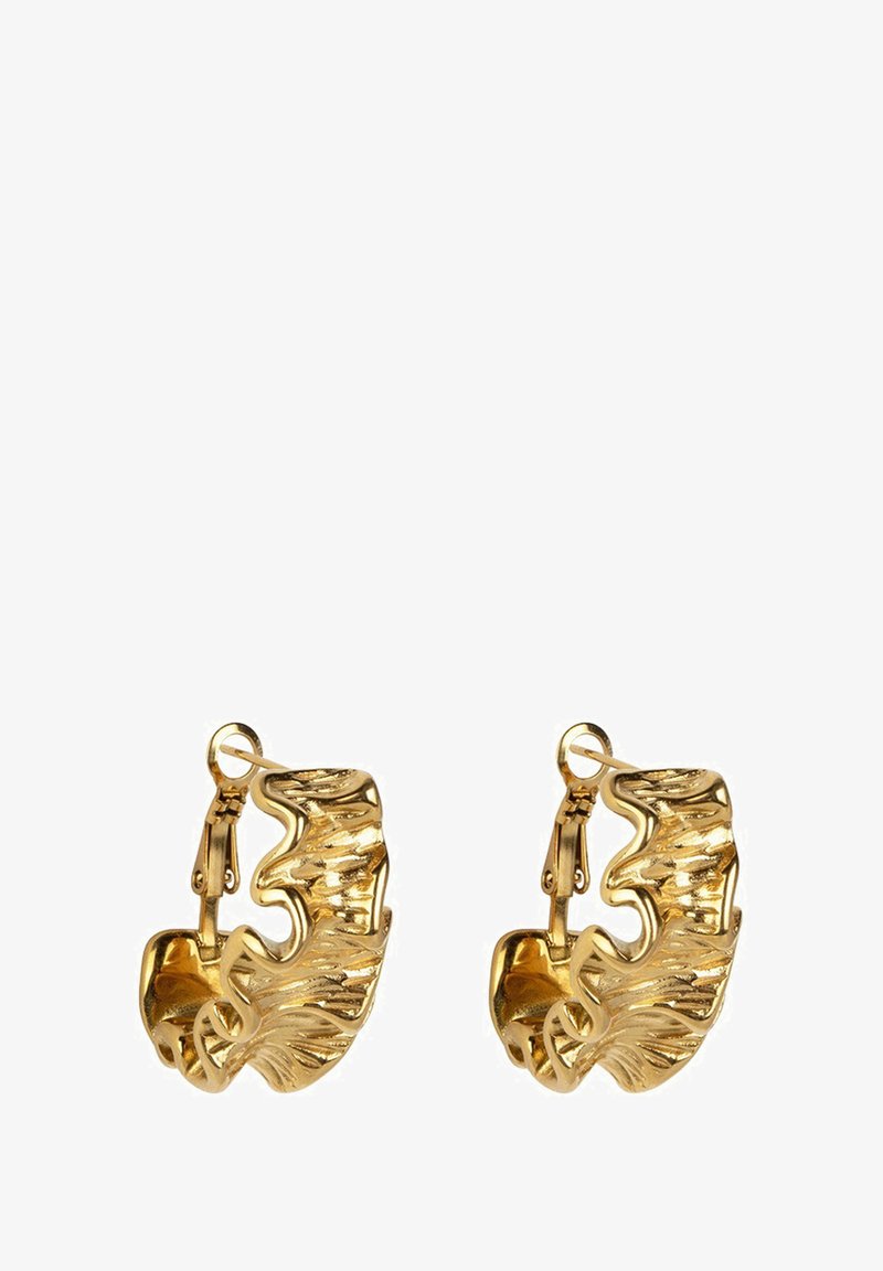 Guldøreringe med en bølget, struktureret design og hængselklips. Overfladen har en børstet finish, der skaber en subtil glans.