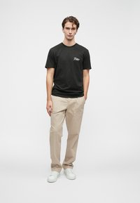 Guess SCRIPT LOGO TEE - T-shirts med print - jet black