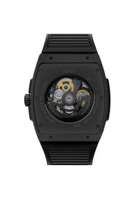 Czarny zegarek ze stali nierdzewnej z szkieletyzowanym cyferblatem, na którym widać zębatek, i teksturowanym czarnym paskiem z gumy. Wodoodporny.