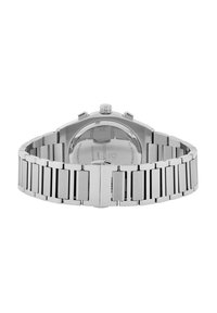 Silverfärgad klocka i rostfritt stål med en polerad och borstad yta, utrustad med ett armband av rektangulära länkar och ett rundat boett med en texturerad krona.