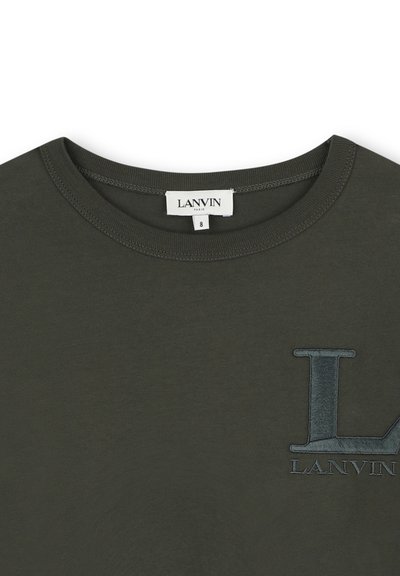 Dunkelgrünes Baumwoll-T-Shirt mit rundem Ausschnitt, das ein geprägtes "L"-Logo und den Text "LANVIN" in kontrastierender Farbe auf der Vorderseite aufweist.