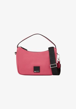 Borsa a mano in pelle rosa con una texture liscia, forma tondeggiante, chiusura con zip, tracolla nera con logo e un dettagli logo quadrato sul davanti.