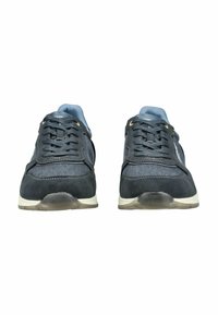 Tmavě modré tenisky mají kombinaci texturované tkaniny a semiše, se světle šedou gumovou podrážkou a zlatými akcenty na tkaničkách.