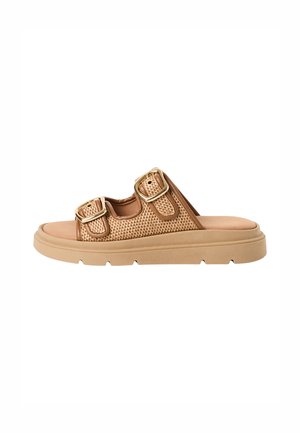 Sandale slide tissée beige avec deux brides réglables à boucles dorées, semelle intérieure rembourrée et semelle extérieure en caoutchouc texturé.