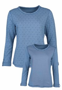 Blaue Langarmhemden mit zwei Designs: eines mit einem Blattmuster und das andere mit horizontalen weißen Streifen, beide mit dekorativen Manschetten.