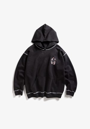 Czarna bluza z kapturem ma kieszeń z przodu, kontrastowe białe szwy oraz nadrukowany wzór na klatce piersiowej. Wykonana z miękkiego materiału.