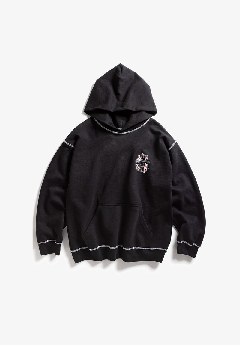 Czarna bluza z kapturem ma kieszeń z przodu, kontrastowe białe szwy oraz nadrukowany wzór na klatce piersiowej. Wykonana z miękkiego materiału.