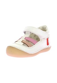 Scarpina in pelle bianca con strisce di accento rosa e marrone, punta chiusa, cinturino regolabile e suola in gomma beige chiaro. L'interno presenta un motivo a nuvole.