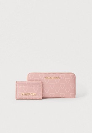 Set di portafogli in pelle rosa Valentino, composto da un portafoglio con zip più grande e un porta carte, entrambi con logo impresso e motivo monogram.