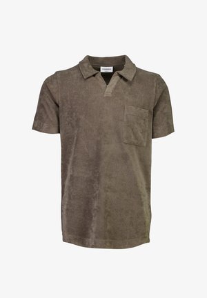 Polo shirt lengan pendek berwarna hijau zaitun, terbuat dari kain lembut. Memiliki kerah, placket parsial, dan saku dada. Tekstur yang halus.