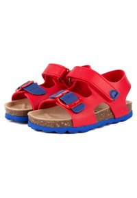 Sandales rouges et bleues avec des brides réglables, détail de boucle, semelle en liège et semelle en caoutchouc texturé. Design ouvert pour la respirabilité.