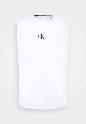 Weißes ärmelloses Oberteil mit Calvin Klein Jeans Logo in Schwarz und Grau mittig auf der Brust und Markenname, der im Kragen innen gedruckt ist.