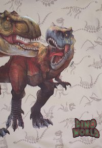 Due teste colorate di T. rex con denti aguzzi e artigli prominenti, su uno sfondo chiaro con deboli motivi di fossili di dinosauri. "DINO WORLD" nell'angolo.