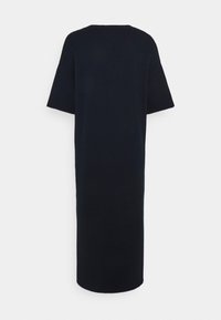 Robe noire longue et ample avec des manches courtes et un col rond, vue de dos sur un fond uni.