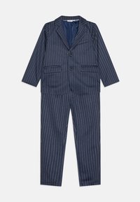 Tumesinine pinstripes ülikond, mis sisaldab bleiserit kahe esipocketiga ja ühe nö�öbiga kinnitusega, sobituvad sirged püksid.
