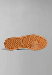 Gummisneakersål med et struktureret orange mønster, der har en cirkulær detalje nær hælen og et mærke i midten.