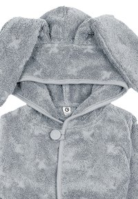 Šedý huňatý oděv s kapucí a ušima králíka, zdobený texturovaným vzorem a zapínáním na knoflík, vyrobený z měkkého, plyšového materiálu.